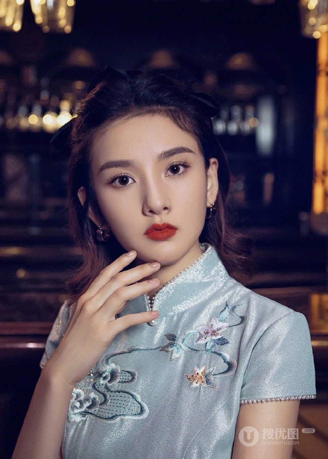 宋祖儿天生丽质气质旗袍装酒吧写真图片