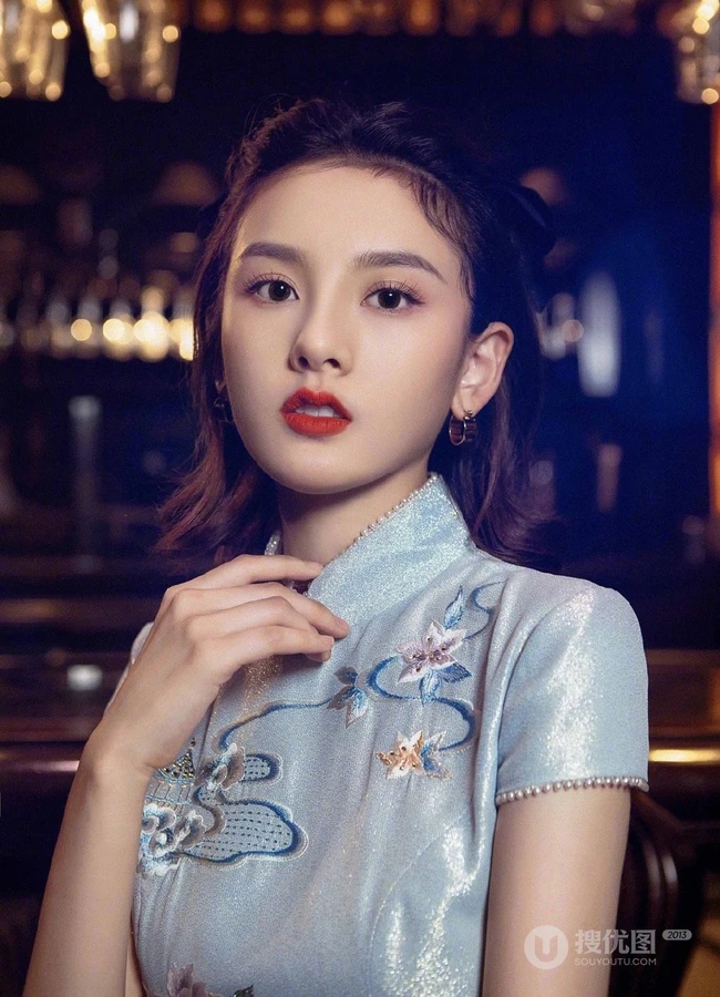 宋祖儿天生丽质气质旗袍装酒吧写真图片