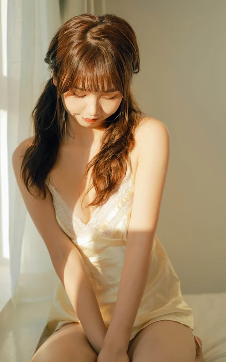 又纯又欲，双马尾纯少女肩带睡裙系列气质超高清温暖室内摄影写真集