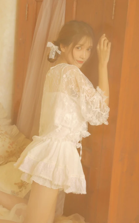 少女，暖室内，穿着白色蕾丝衣迷你短裙的大眼睛少女温暖艺术摄影高清写真