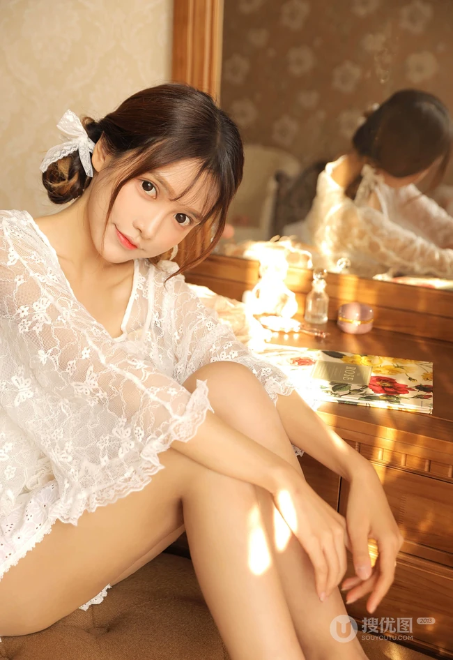少女，暖室内，穿着白色蕾丝衣迷你短裙的大眼睛少女温暖艺术摄影高清写真