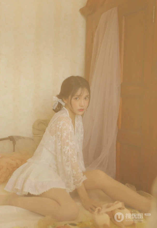 少女，暖室内，穿着白色蕾丝衣迷你短裙的大眼睛少女温暖艺术摄影高清写真