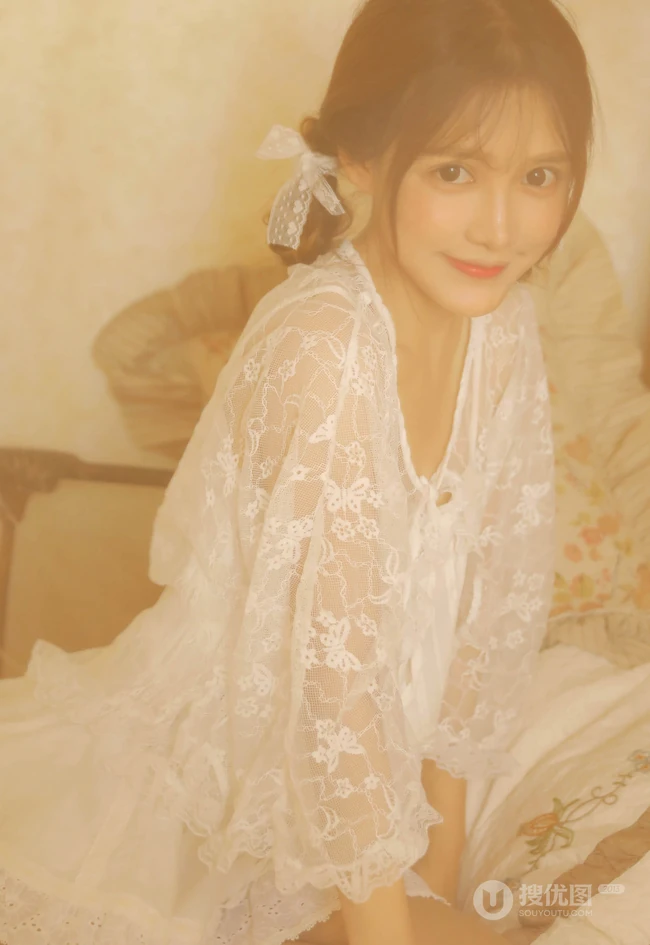 少女，暖室内，穿着白色蕾丝衣迷你短裙的大眼睛少女温暖艺术摄影高清写真