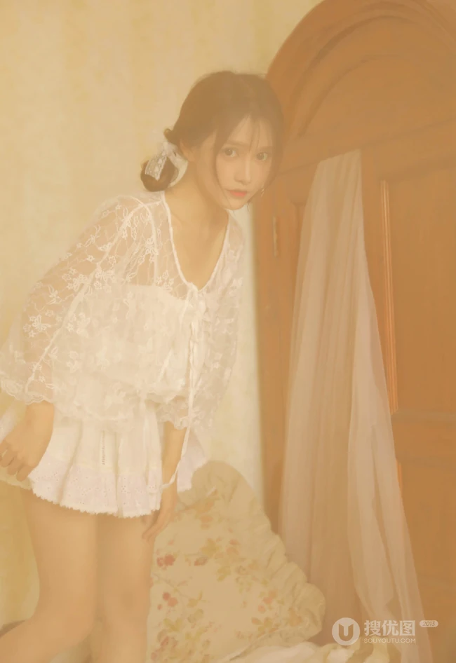 少女，暖室内，穿着白色蕾丝衣迷你短裙的大眼睛少女温暖艺术摄影高清写真