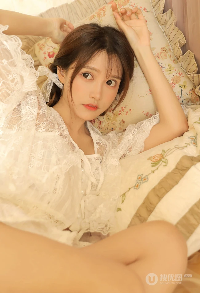 少女，暖室内，穿着白色蕾丝衣迷你短裙的大眼睛少女温暖艺术摄影高清写真