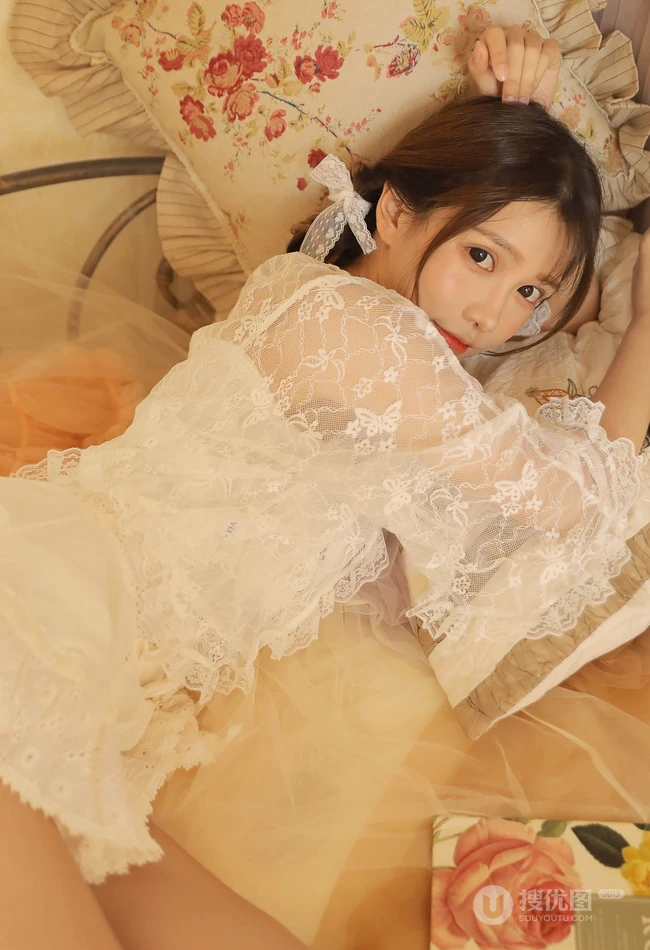 少女，暖室内，穿着白色蕾丝衣迷你短裙的大眼睛少女温暖艺术摄影高清写真