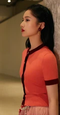 张婧仪玫粉衣流苏裙穿着甜美可爱室内写真图片