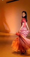 张婧仪玫粉衣流苏裙穿着甜美可爱室内写真图片