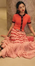 张婧仪玫粉衣流苏裙穿着甜美可爱室内写真图片