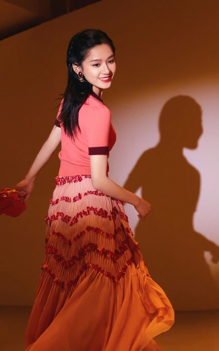 张婧仪玫粉衣流苏裙穿着甜美可爱室内写真图片