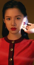 张婧仪玫粉衣流苏裙穿着甜美可爱室内写真图片
