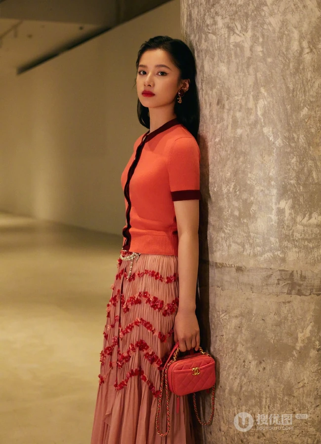 张婧仪玫粉衣流苏裙穿着甜美可爱室内写真图片