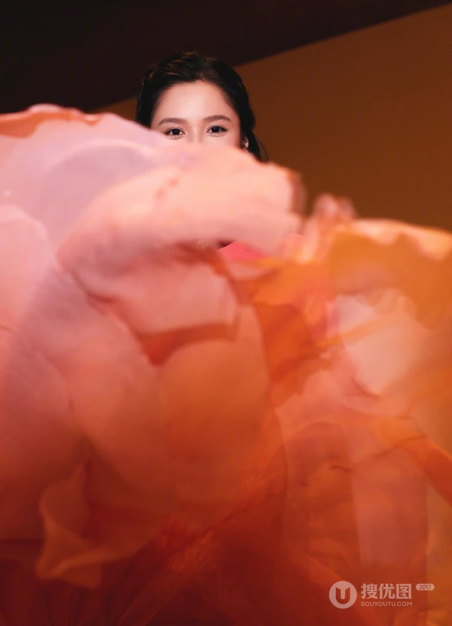 张婧仪玫粉衣流苏裙穿着甜美可爱室内写真图片