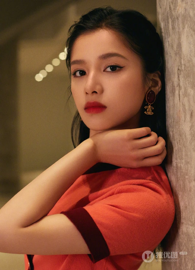 张婧仪玫粉衣流苏裙穿着甜美可爱室内写真图片