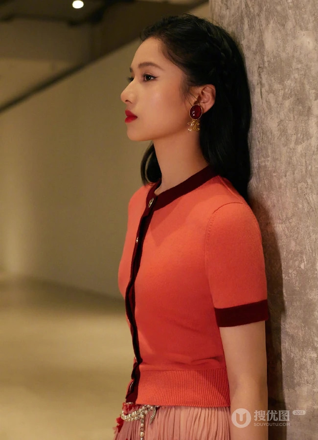 张婧仪玫粉衣流苏裙穿着甜美可爱室内写真图片