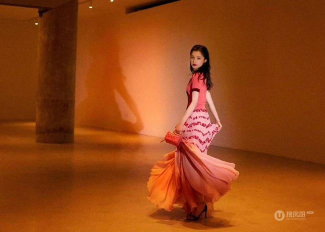 张婧仪玫粉衣流苏裙穿着甜美可爱室内写真图片