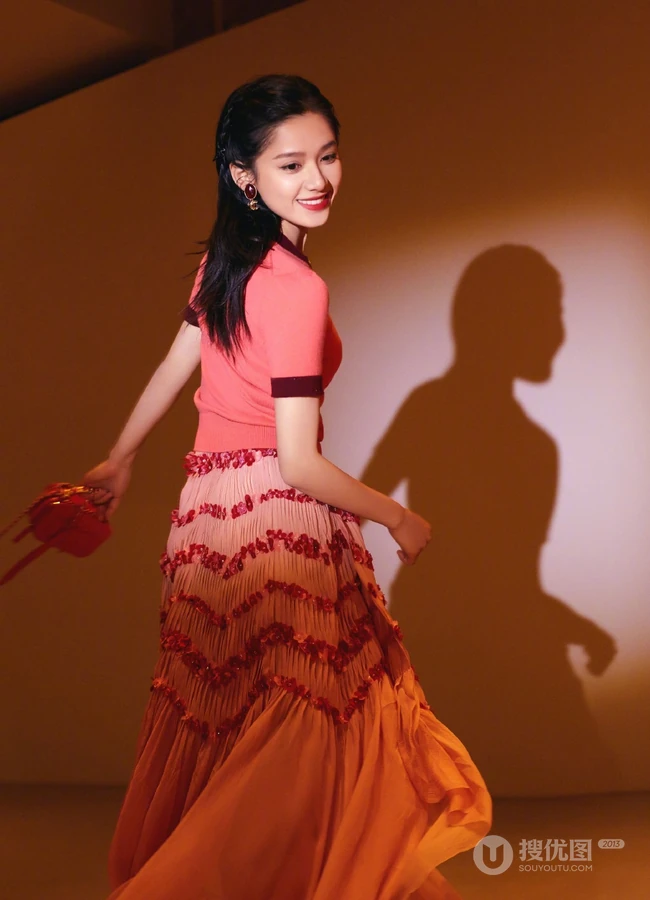 张婧仪玫粉衣流苏裙穿着甜美可爱室内写真图片