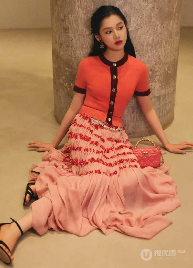 张婧仪玫粉衣流苏裙穿着甜美可爱室内写真图片