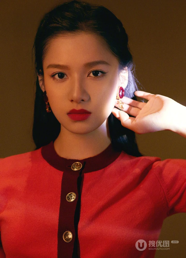 张婧仪玫粉衣流苏裙穿着甜美可爱室内写真图片