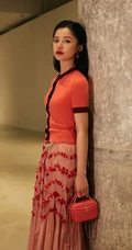 张婧仪玫粉衣流苏裙穿着甜美可爱室内写真图片