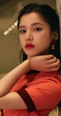 张婧仪玫粉衣流苏裙穿着甜美可爱室内写真图片