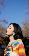 杨幂身着彩虹图案针织连衣裙游庄园清新阳光写真图片