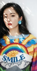 杨幂身着彩虹图案针织连衣裙游庄园清新阳光写真图片