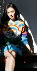 杨幂身着彩虹图案针织连衣裙游庄园清新阳光写真图片