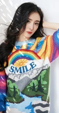 杨幂身着彩虹图案针织连衣裙游庄园清新阳光写真图片