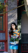 杨幂身着彩虹图案针织连衣裙游庄园清新阳光写真图片