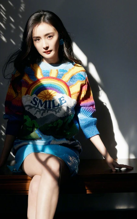 杨幂身着彩虹图案针织连衣裙游庄园清新阳光写真图片