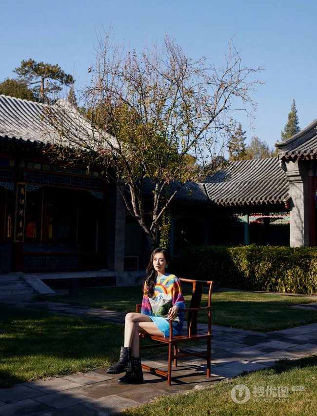 杨幂身着彩虹图案针织连衣裙游庄园清新阳光写真图片