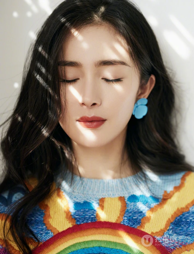 杨幂身着彩虹图案针织连衣裙游庄园清新阳光写真图片