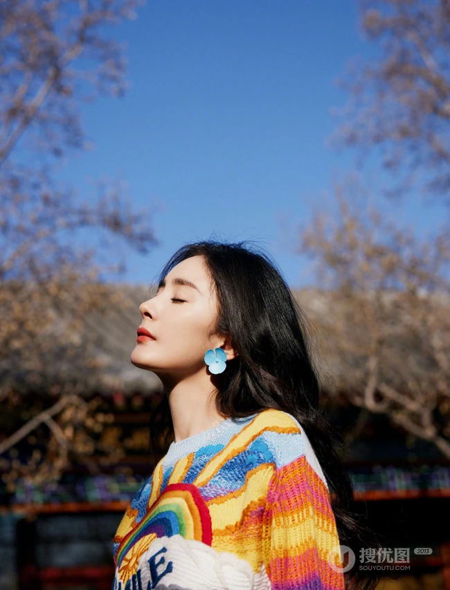 杨幂身着彩虹图案针织连衣裙游庄园清新阳光写真图片