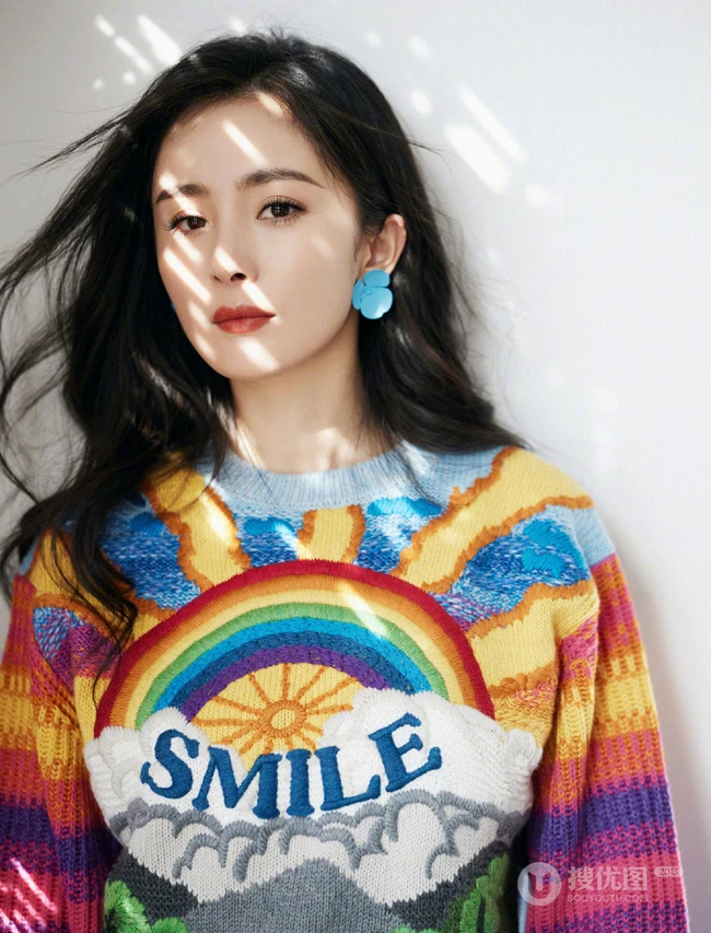 杨幂身着彩虹图案针织连衣裙游庄园清新阳光写真图片