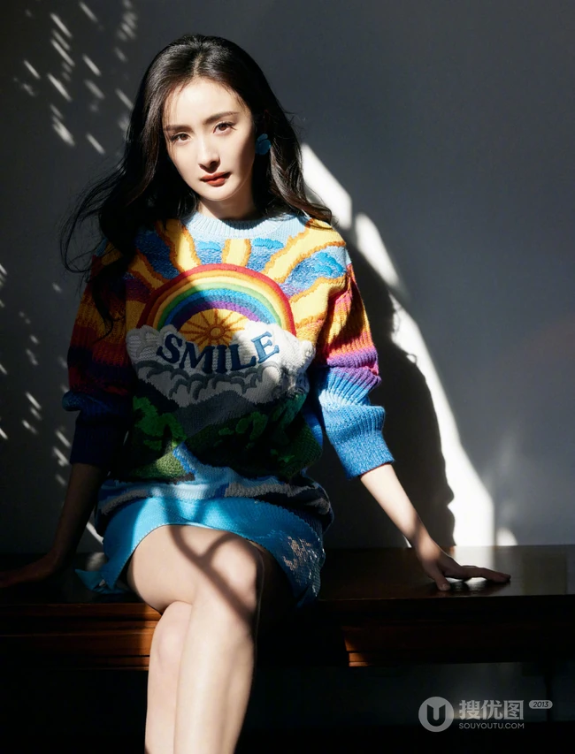 杨幂身着彩虹图案针织连衣裙游庄园清新阳光写真图片