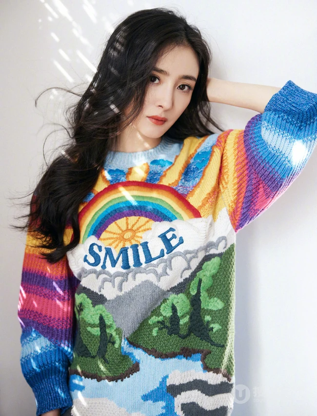 杨幂身着彩虹图案针织连衣裙游庄园清新阳光写真图片