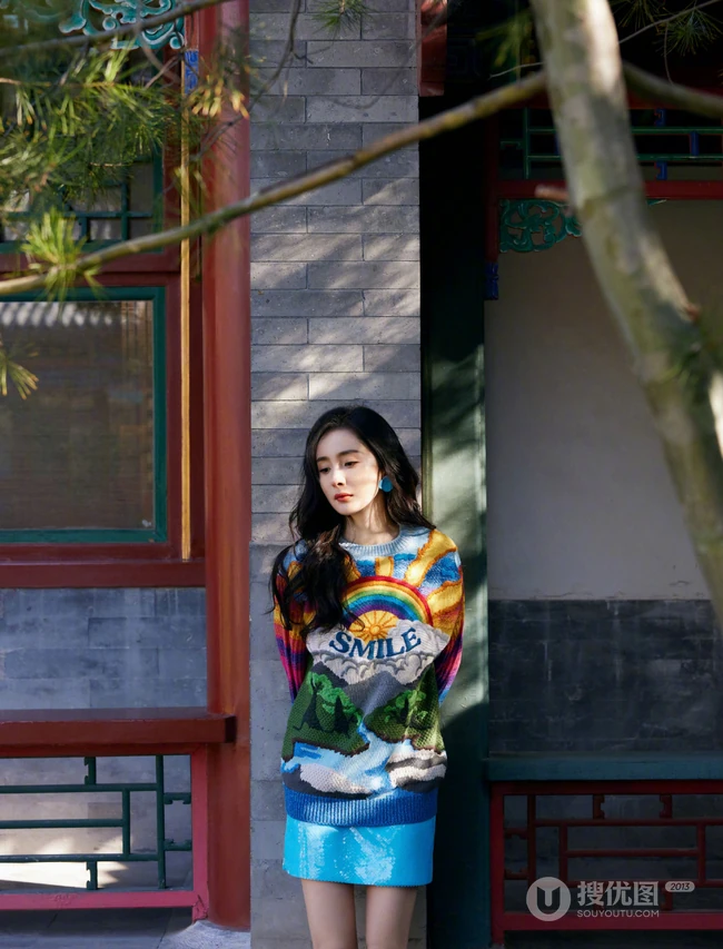 杨幂身着彩虹图案针织连衣裙游庄园清新阳光写真图片