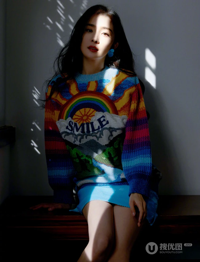 杨幂身着彩虹图案针织连衣裙游庄园清新阳光写真图片