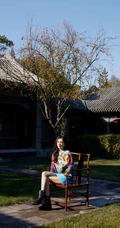杨幂身着彩虹图案针织连衣裙游庄园清新阳光写真图片