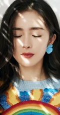 杨幂身着彩虹图案针织连衣裙游庄园清新阳光写真图片