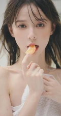 骨感苗条瘦瘦的长发少女小碎花肩带衣短裤清新室内写真图集
