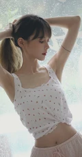 骨感苗条瘦瘦的长发少女小碎花肩带衣短裤清新室内写真图集