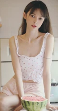 骨感苗条瘦瘦的长发少女小碎花肩带衣短裤清新室内写真图集