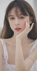 骨感苗条瘦瘦的长发少女小碎花肩带衣短裤清新室内写真图集