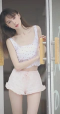 骨感苗条瘦瘦的长发少女小碎花肩带衣短裤清新室内写真图集