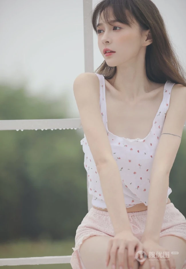 骨感苗条瘦瘦的长发少女小碎花肩带衣短裤清新室内写真图集