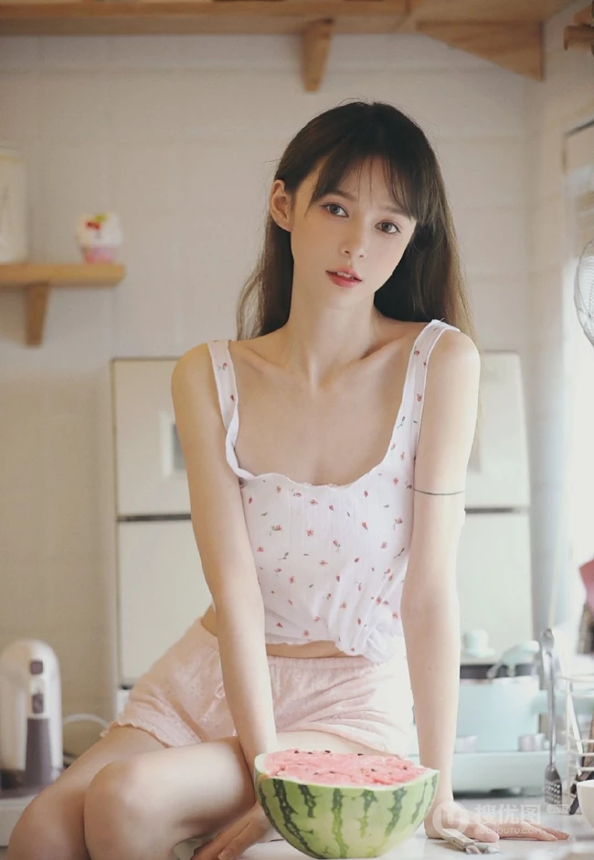 骨感苗条瘦瘦的长发少女小碎花肩带衣短裤清新室内写真图集