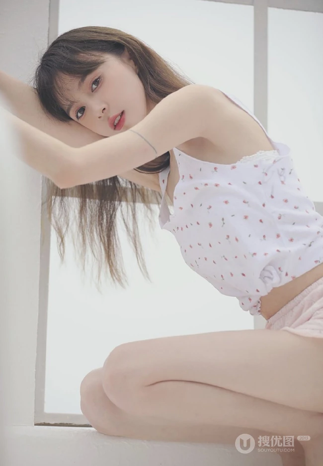骨感苗条瘦瘦的长发少女小碎花肩带衣短裤清新室内写真图集