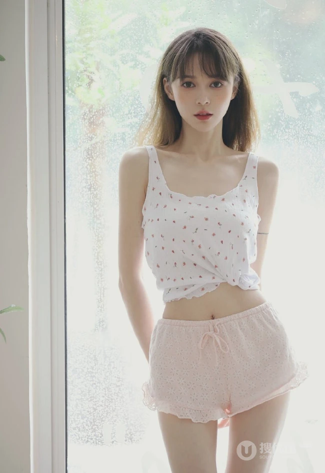 骨感苗条瘦瘦的长发少女小碎花肩带衣短裤清新室内写真图集